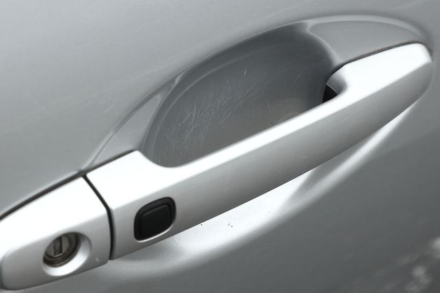 爪やキーホルダなどのひっかき傷