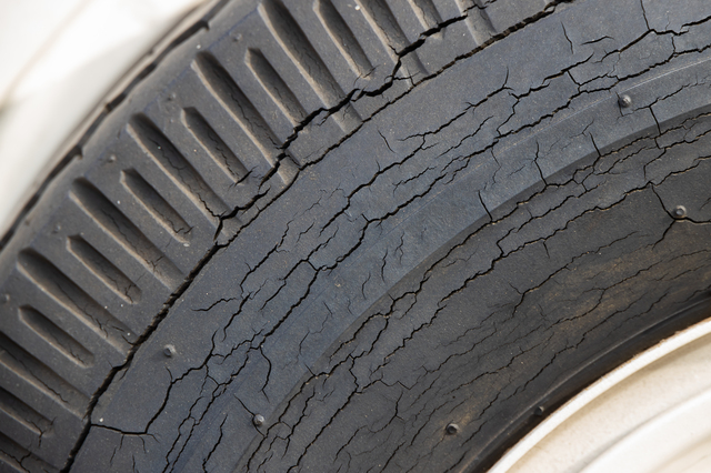 傷やひび割れがあるタイヤ