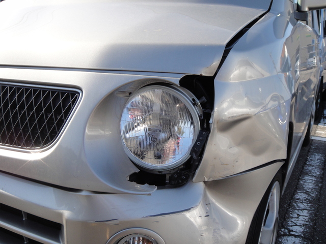 フロント部分が損傷した車