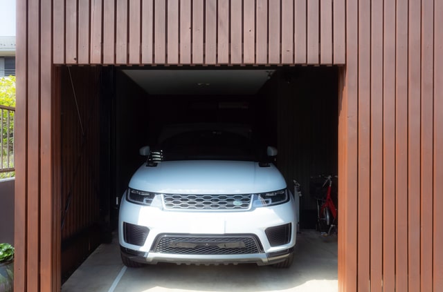 ガレージに駐車している車