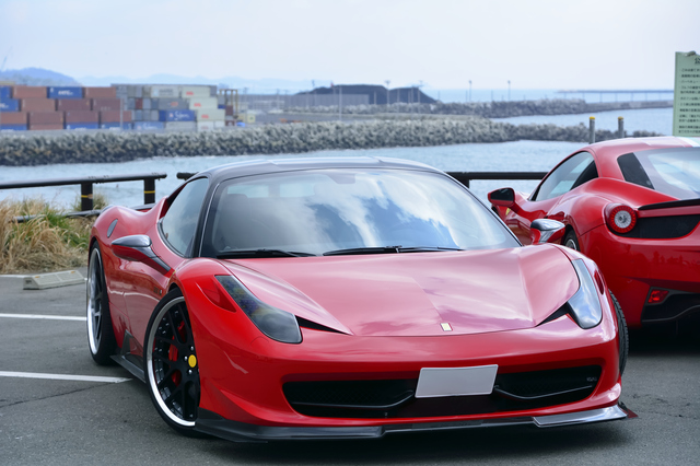 赤い高級スポーツカー