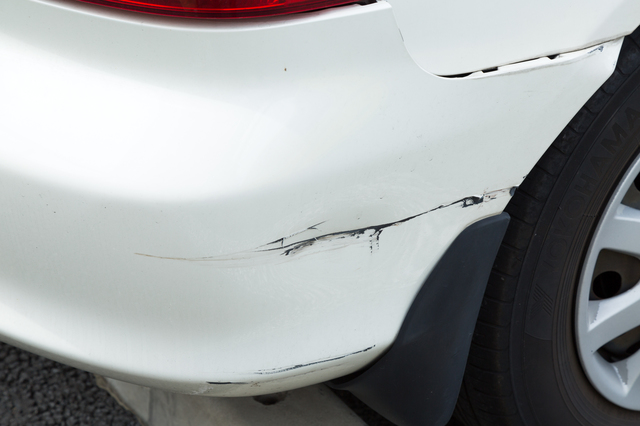 バンパーがえぐれている深い傷