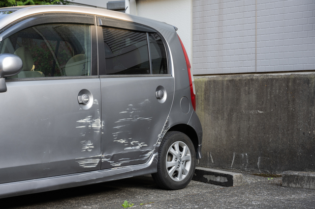車の広範囲に及ぶ傷