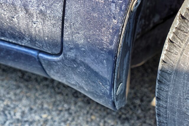 凍結剤が付着した車