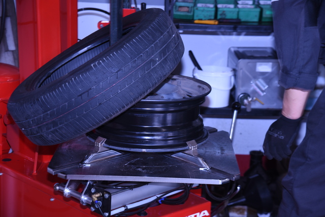 ホイールそのままでタイヤ交換できる？メリット・デメリットから工賃