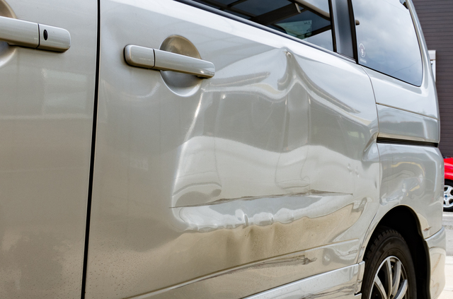 大きな凹みを伴う傷