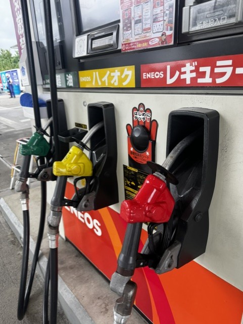 セルフ給油で使用する給油ノズルと給油機の様子（ENEOSウイング水戸南TS）