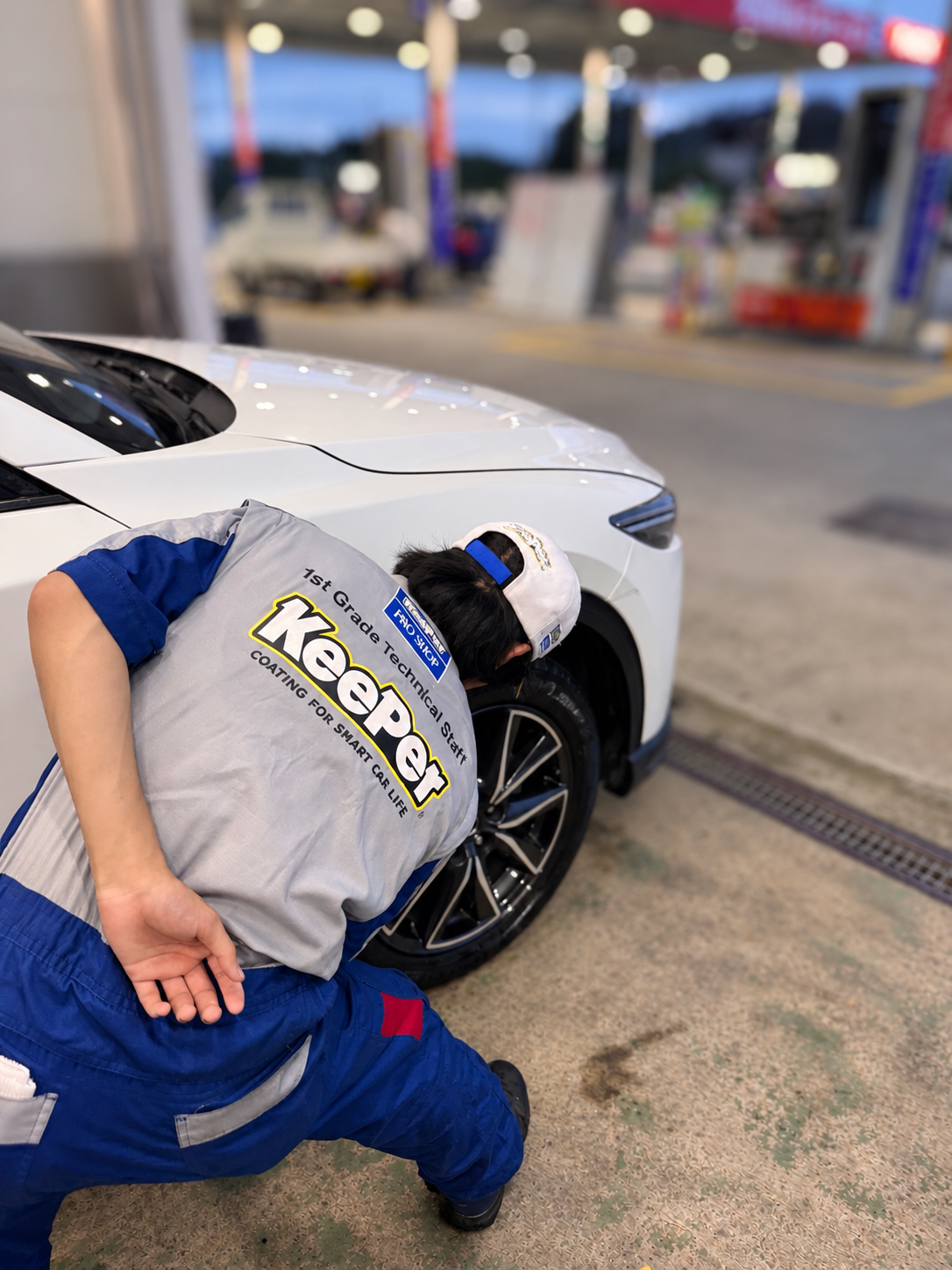 安中下りTSにて手洗い洗車をするスタッフ