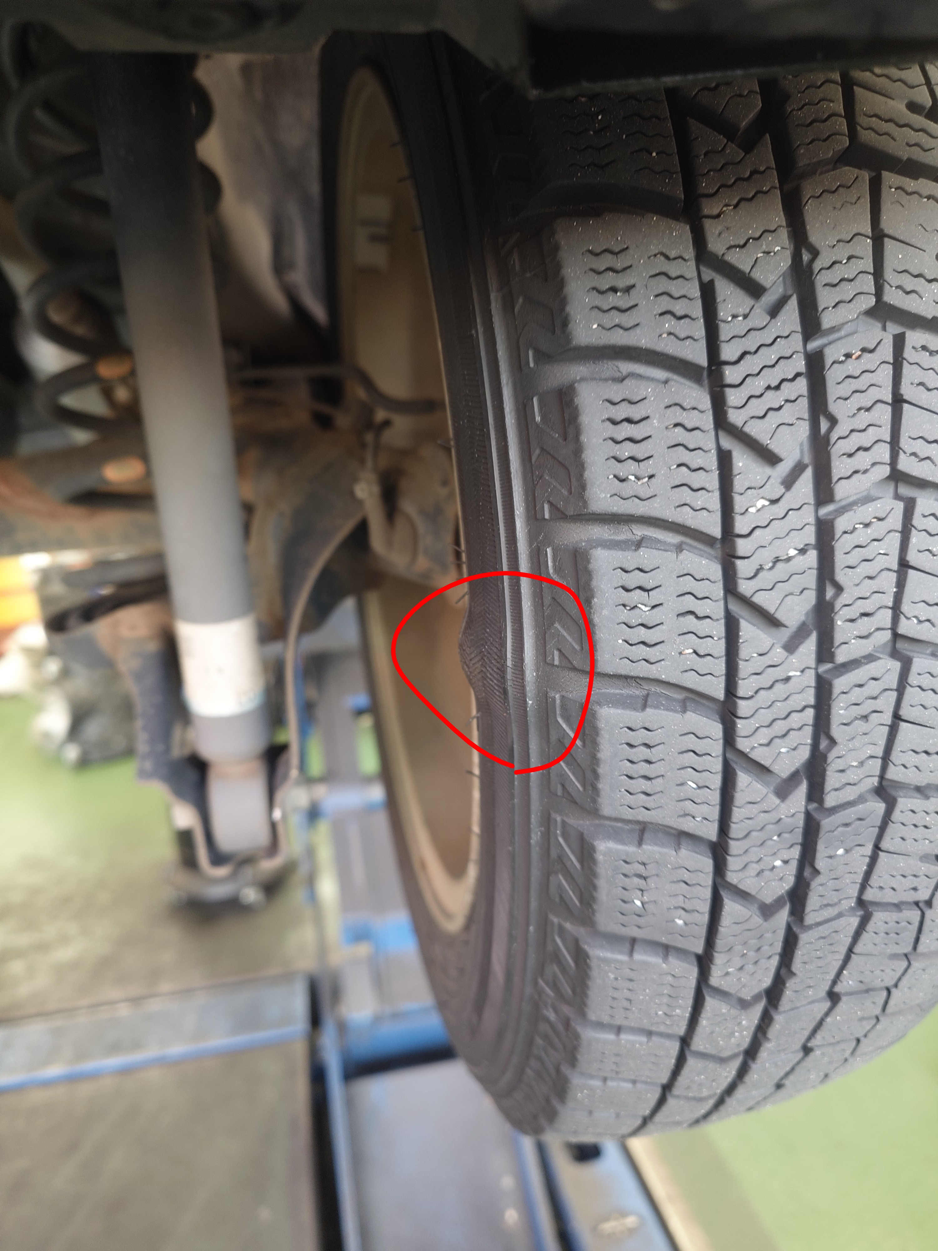 富山小杉TSで見つけた危険なタイヤたんこぶと冬の車メンテ術🚗
