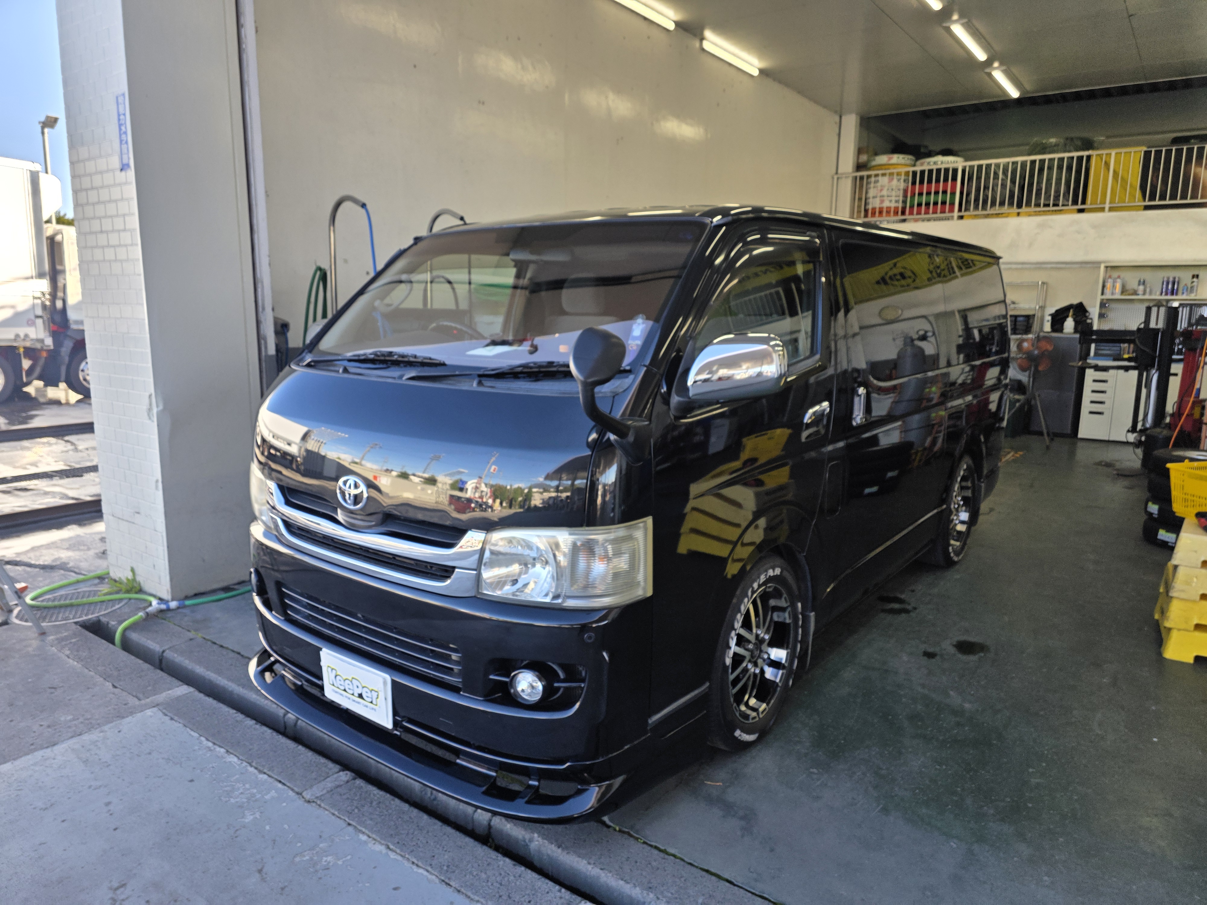 黒いトヨタハイエースエコダイヤメンテナンス施工