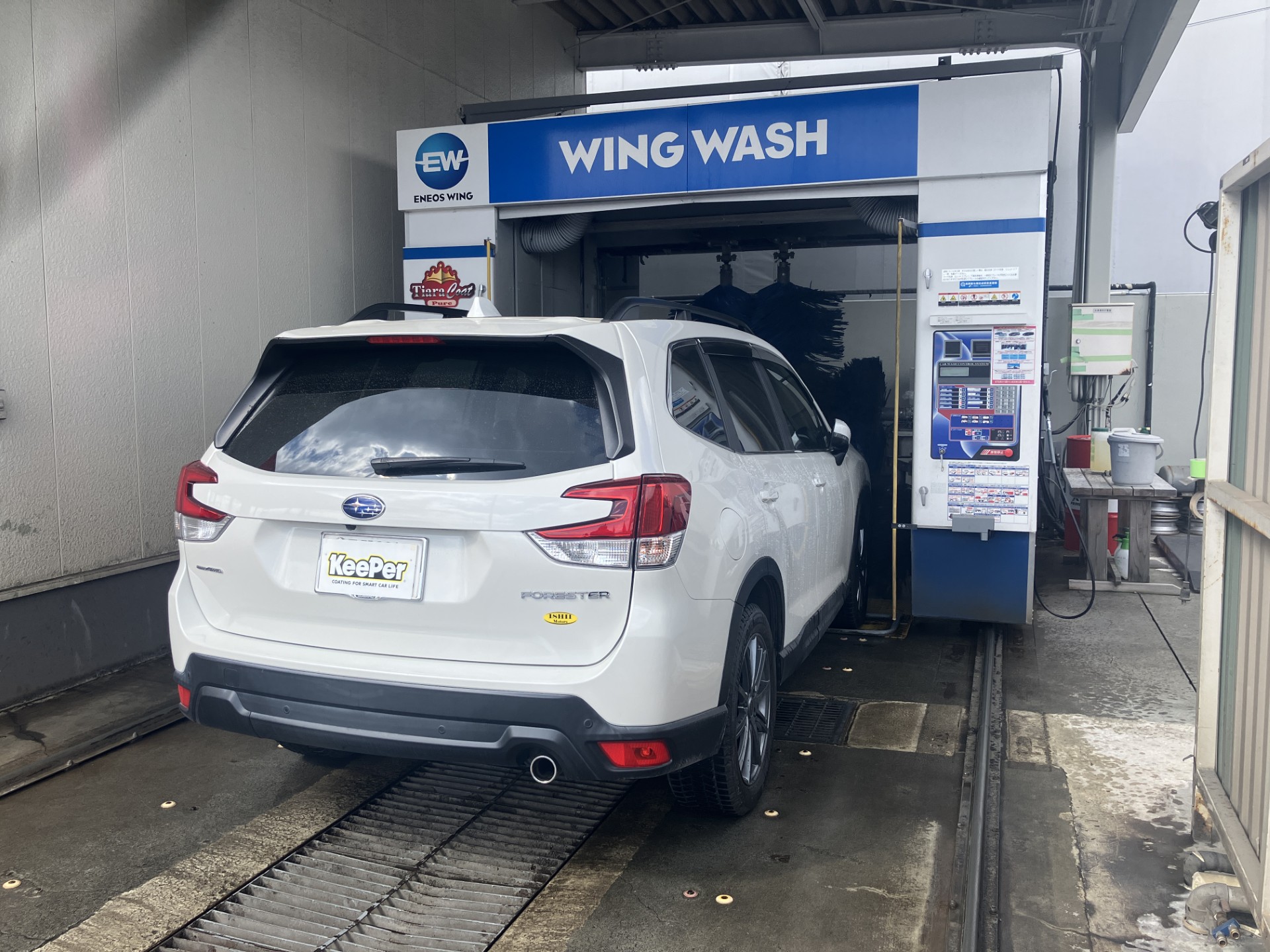 🚗💙スタッフが仕上げます！シャンプー洗車中！