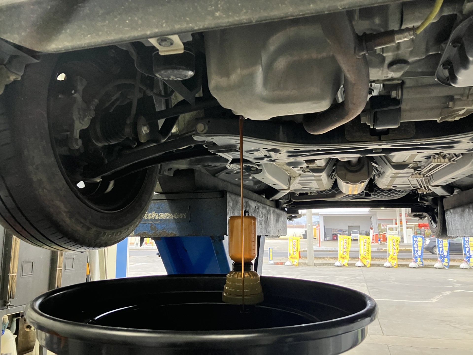 🚗💨 エンジンオイル交換中〜！ 🛢️