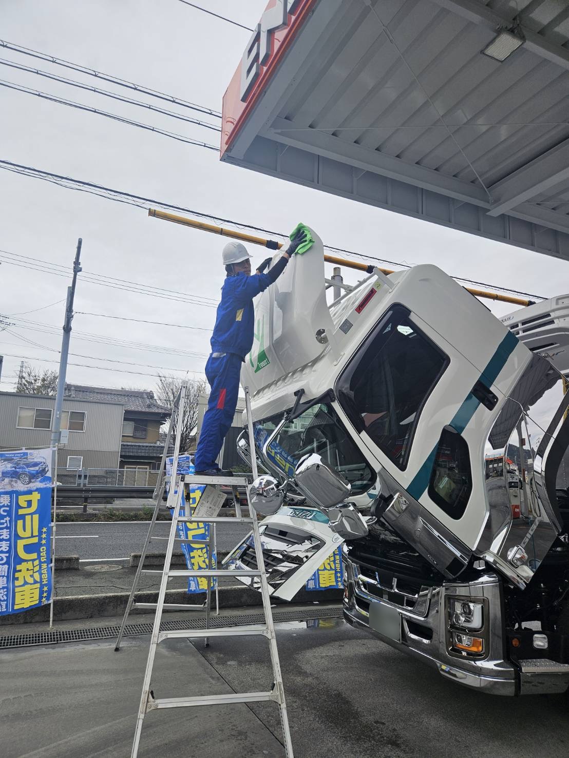10tトラックのキーパー施工で輝きをプラス ルート1豊橋東TSの洗車サービス