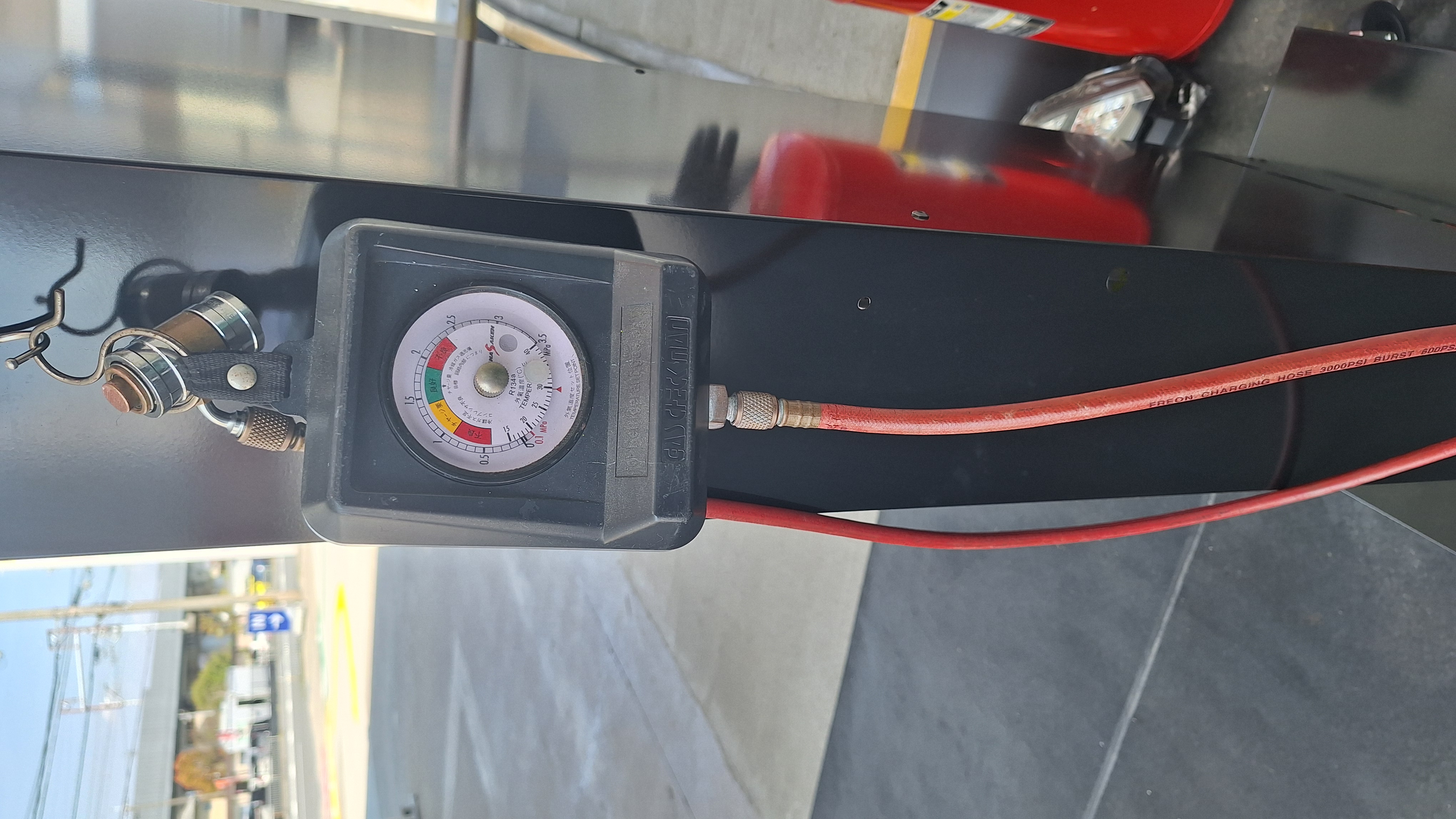 春の快適ドライブに必須 エアコンガス点検とタイヤケアのすすめ🚗