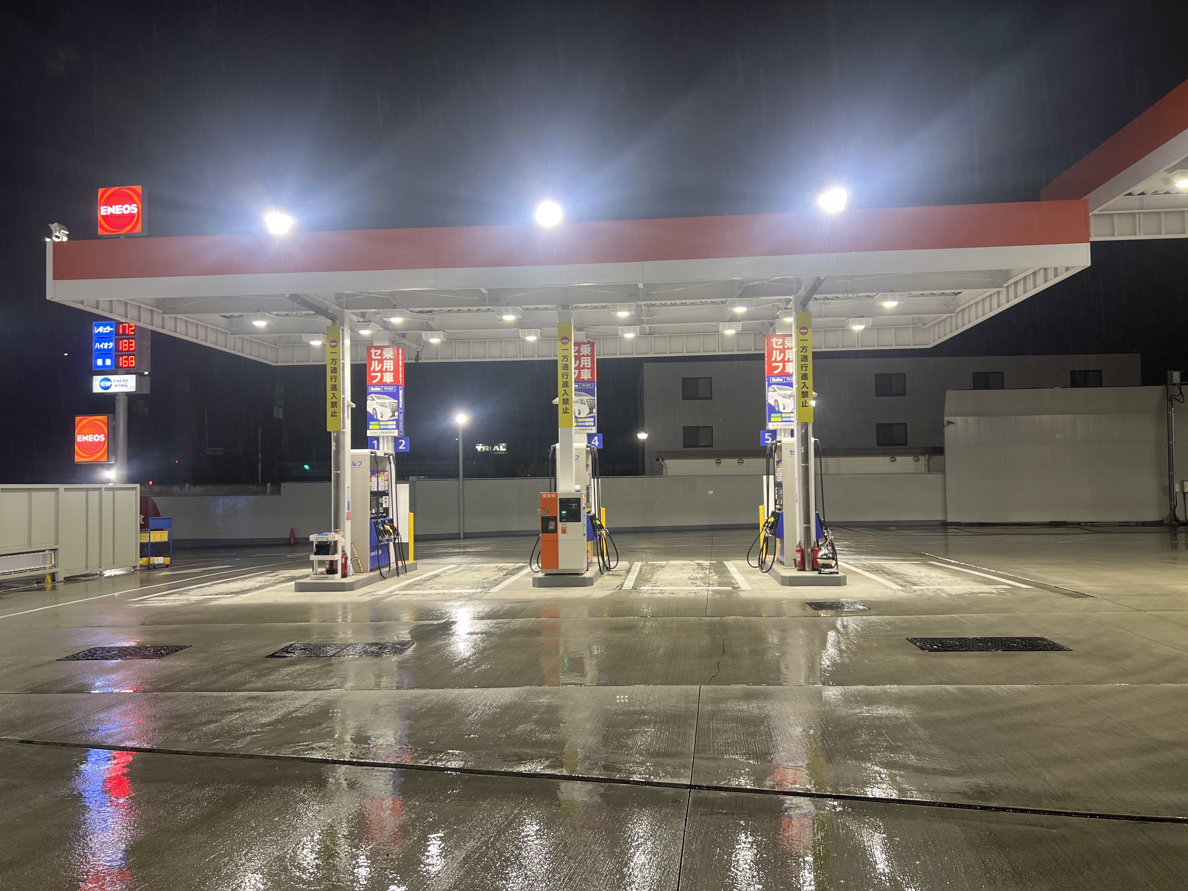 夜のガソリンスタンドで学ぶ春の車メンテナンス術🌸安全運転のコツも紹介