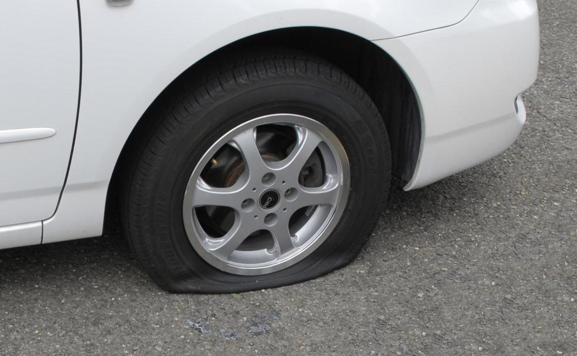 「タイヤ点検と空気圧調整で安心ドライブをサポートします🚗✨」
