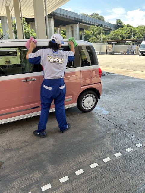 洗車拭き上げを行う様子