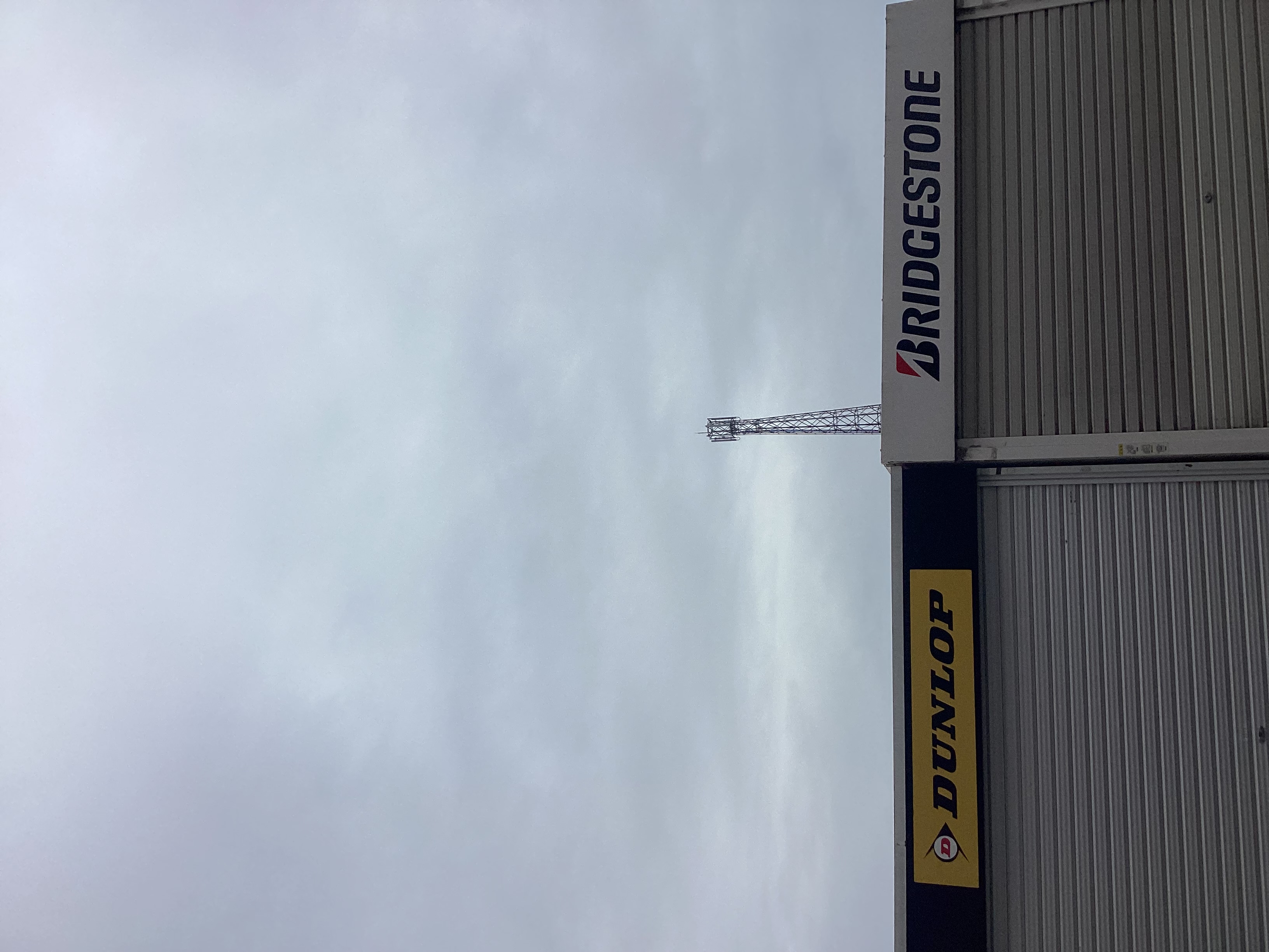 秋の安全ドライブに必須タイヤ交換と無料点検のすすめ😊