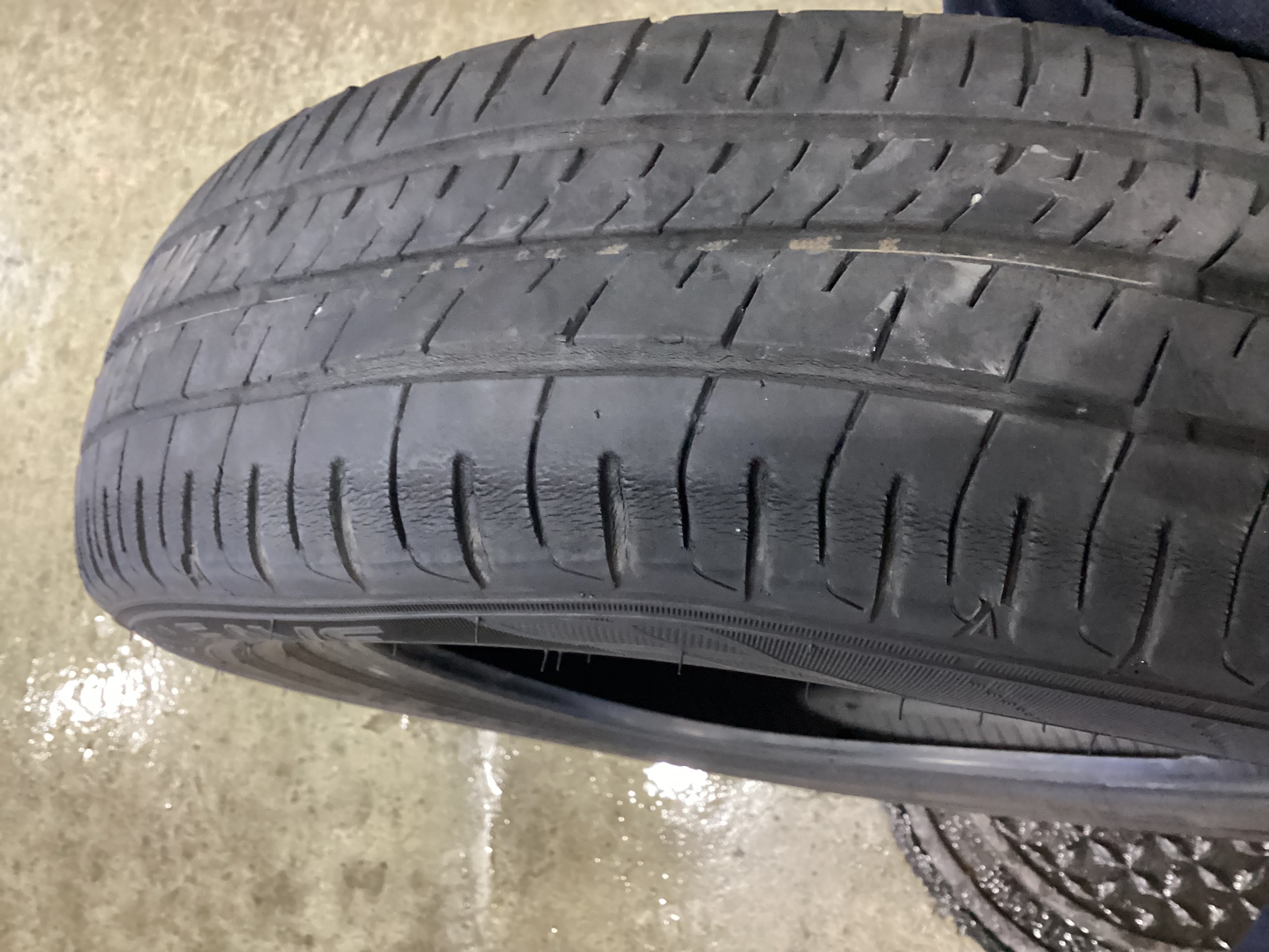 秋の雨に備えるタイヤ点検と無料空気圧チェックのすすめ🚗