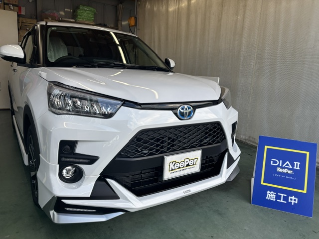 白のライズにダイヤⅡキーパーを施工した後の光沢のあるボディ