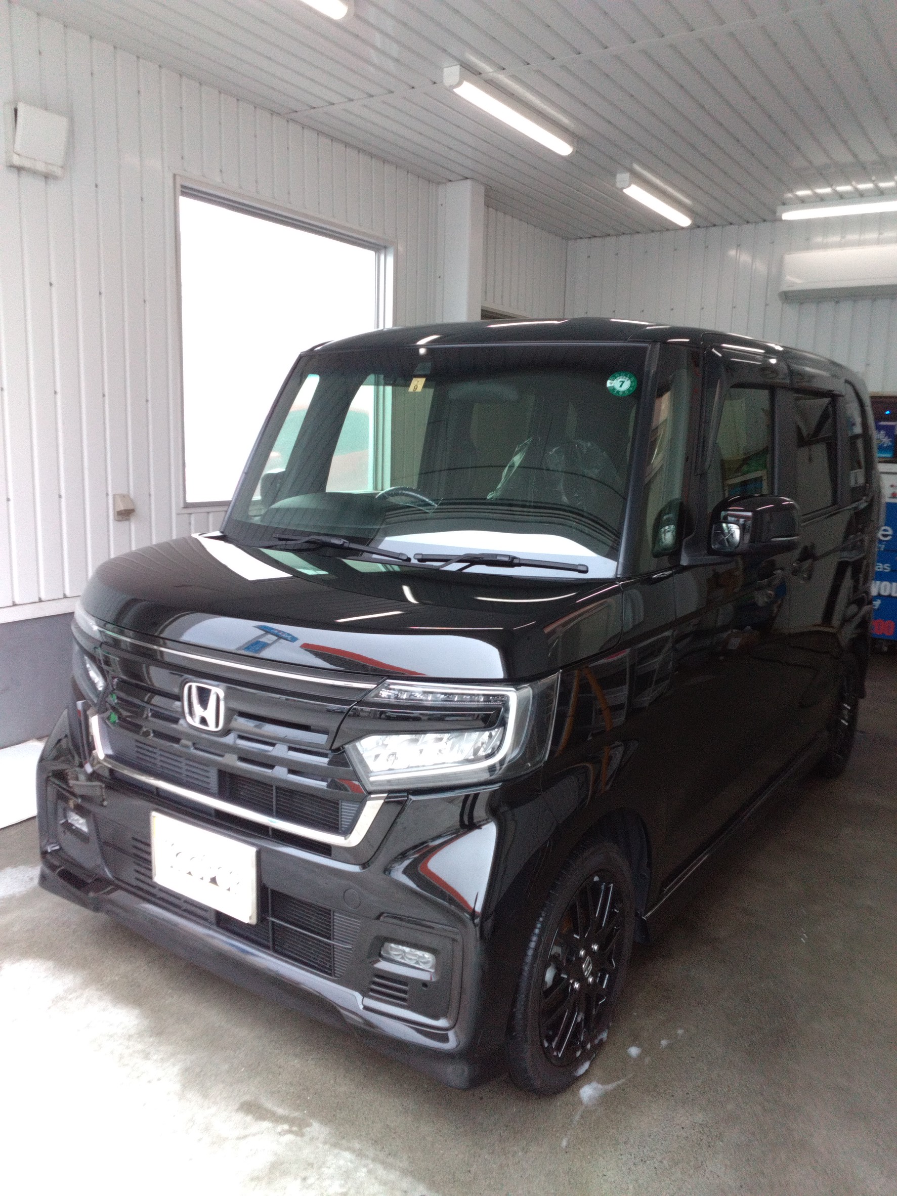 N-BOX黒ボディが鏡のように輝くフレッシュキーパー施工✨鉄粉除去でツルツル仕上げ🚗