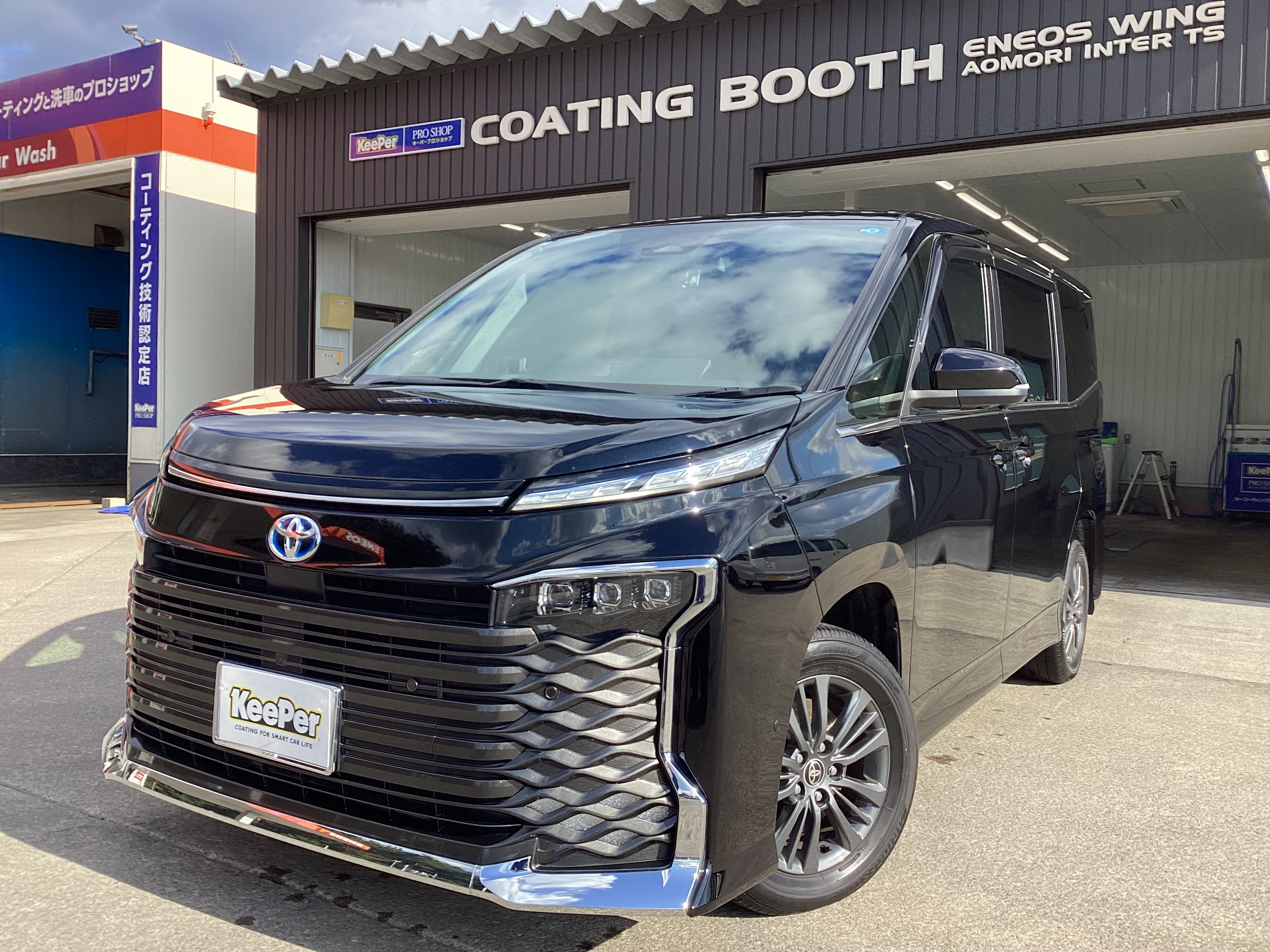 黒いトヨタ　ヴォクシーにフレッシュキーパーを施工した後の光沢のあるボディ