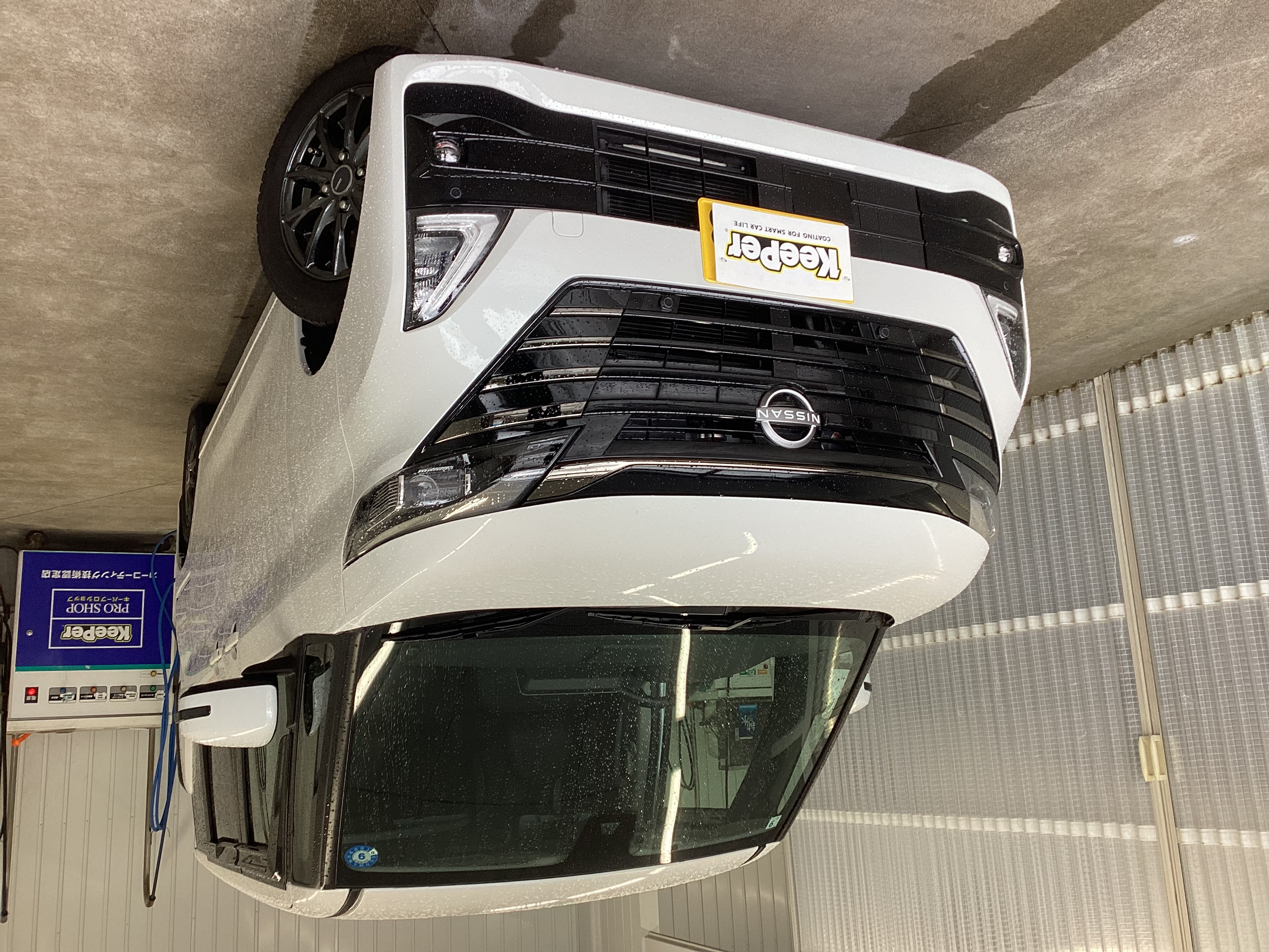 フレッシュキーパー施工前の白い日産ルークスのボディ