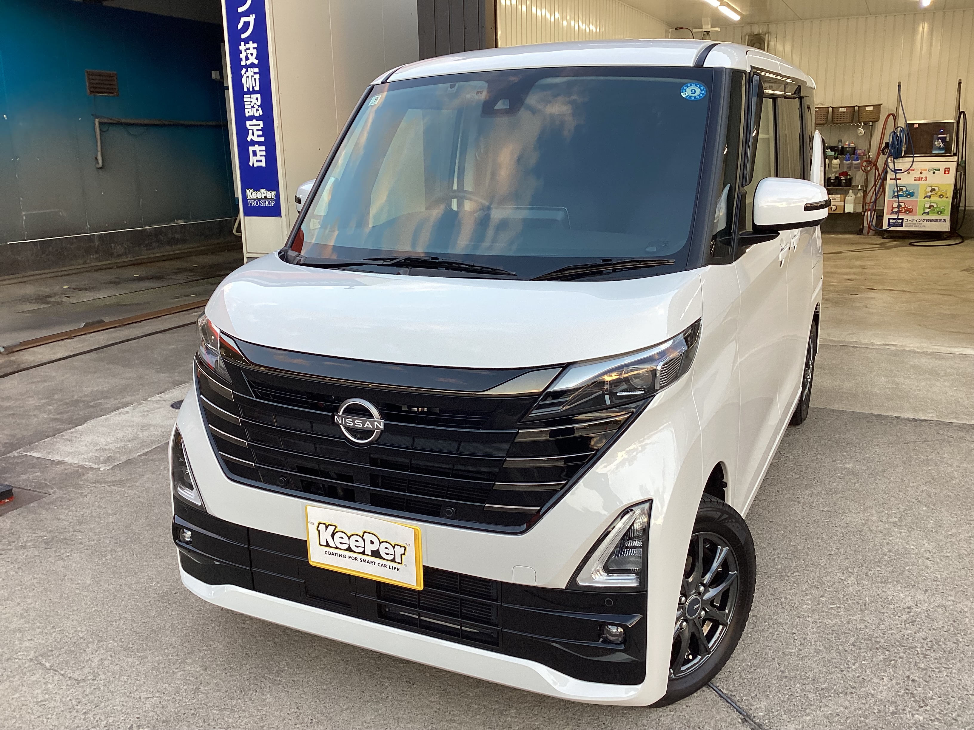 白い日産ルークスにフレッシュキーパーを施工した後のツヤのあるボディ