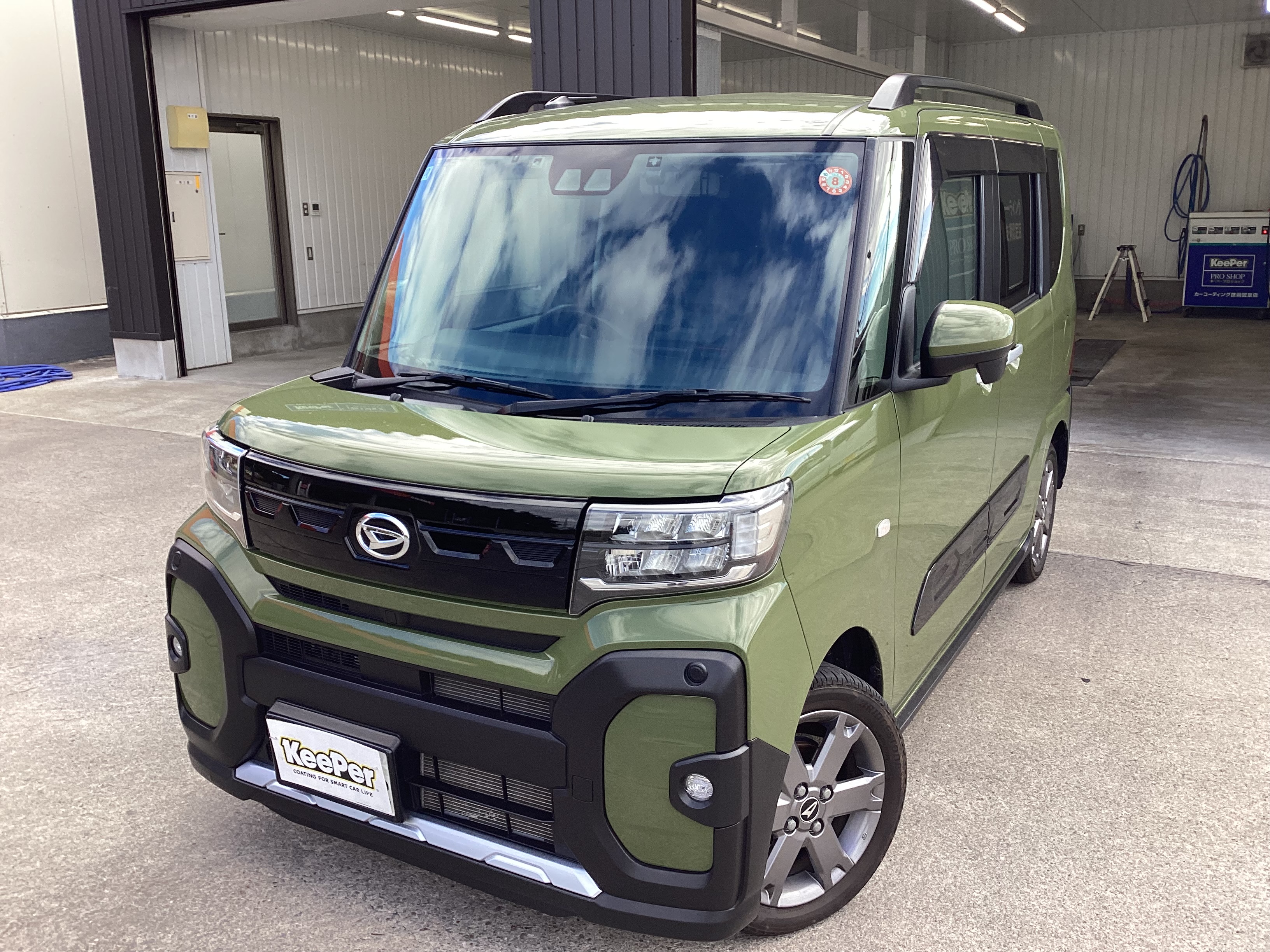 クリスタルキーパー施工前のカーキ色のダイハツ　タントファンクロスのボディ
