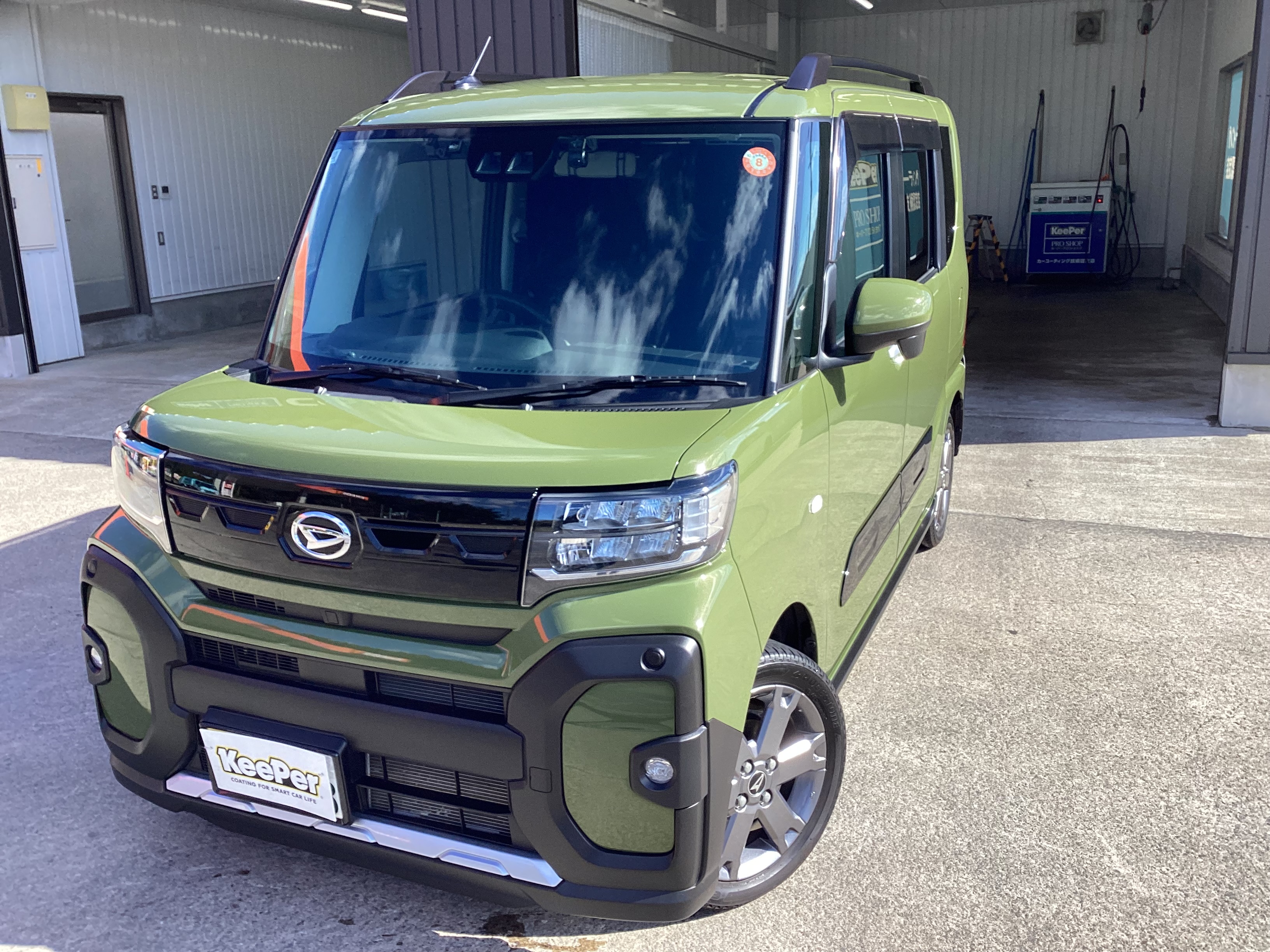 カーキ色ダイハツ　タントファンクロスにクリスタルキーパーを施工した後のツヤのあるボディ