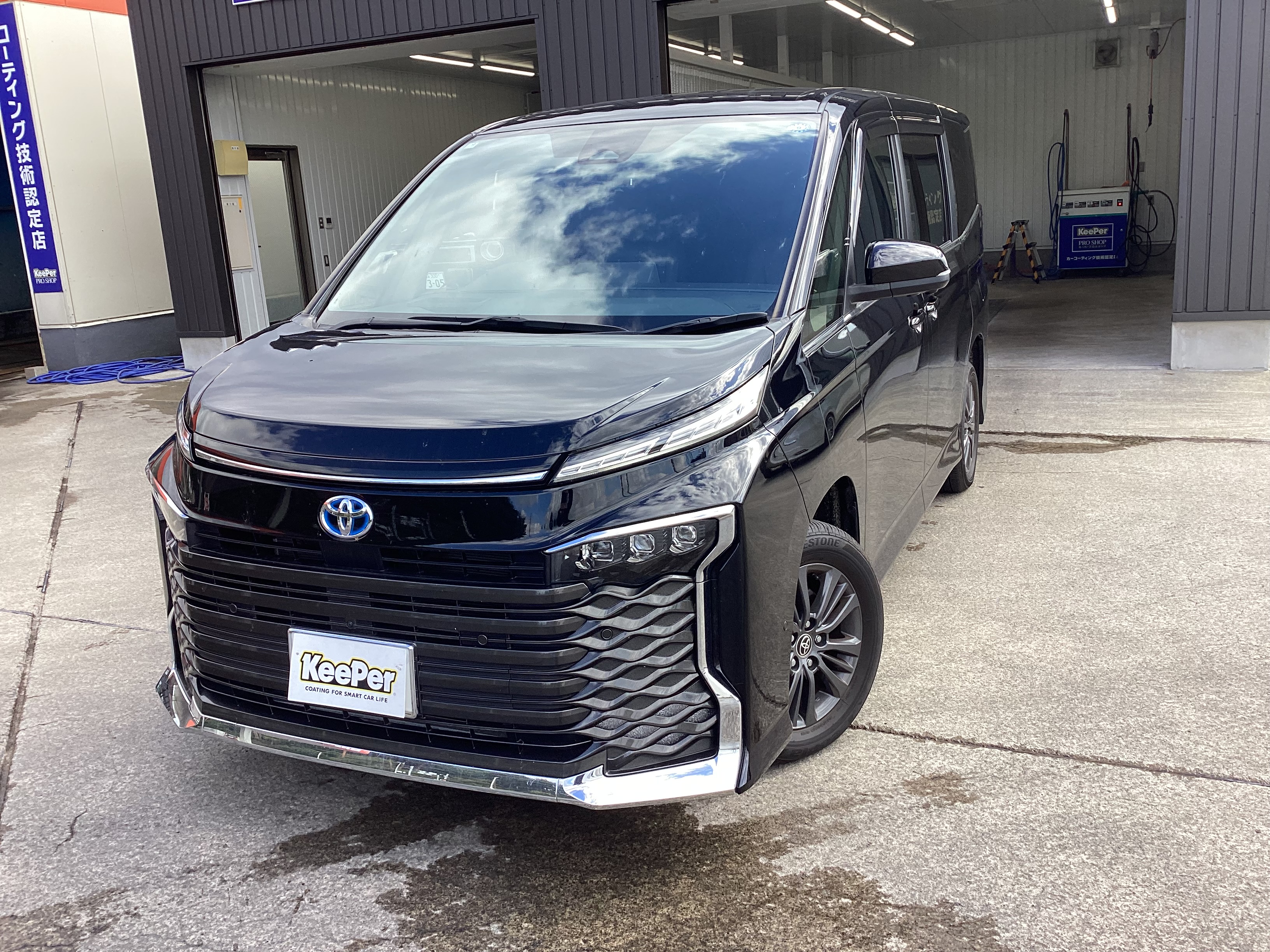 フレッシュキーパー施工前の黒いトヨタ　ヴォクシーのボディ