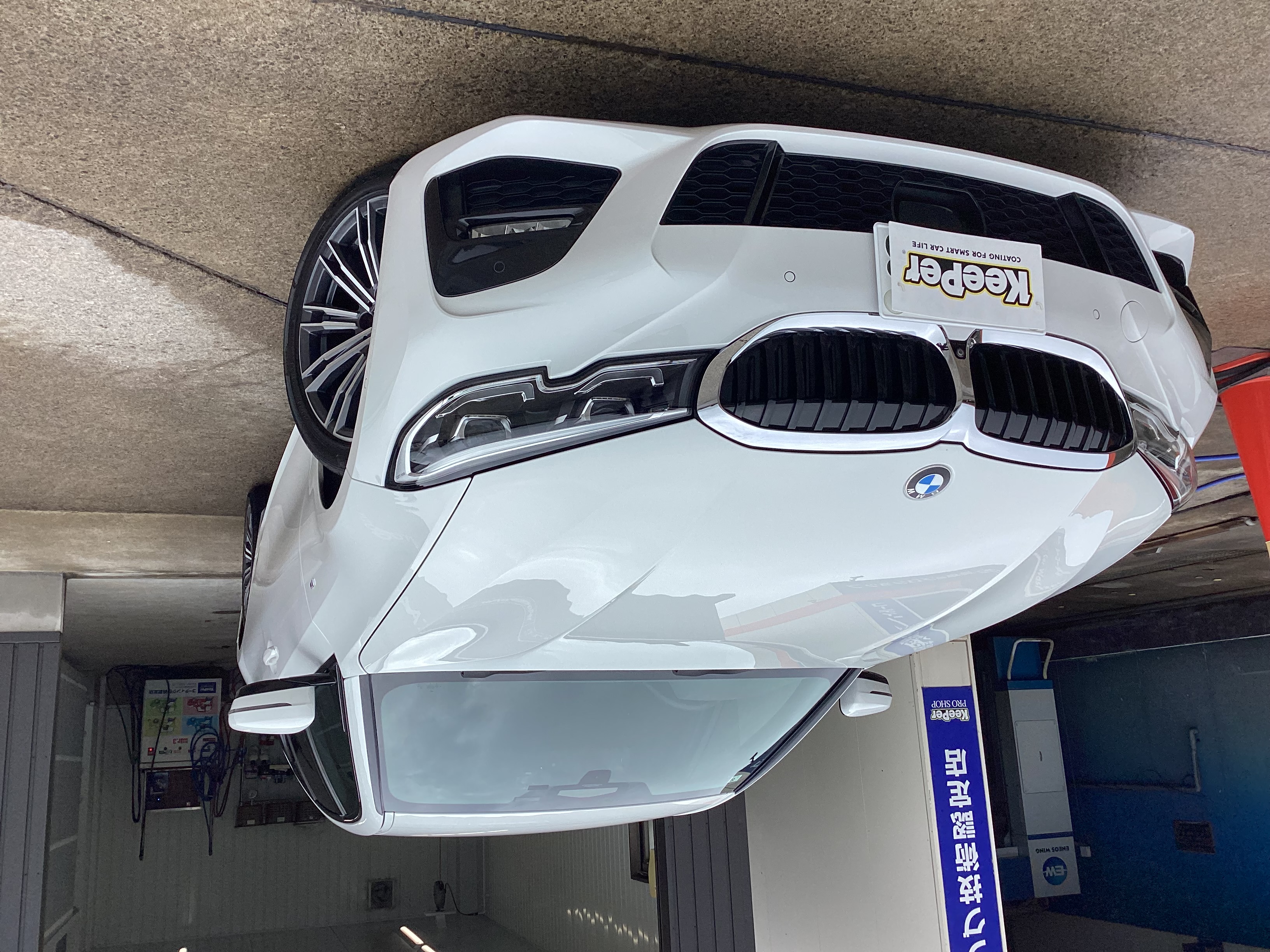 白いBMW320dにフレッシュキーパーを施工した後のツヤのあるボディー