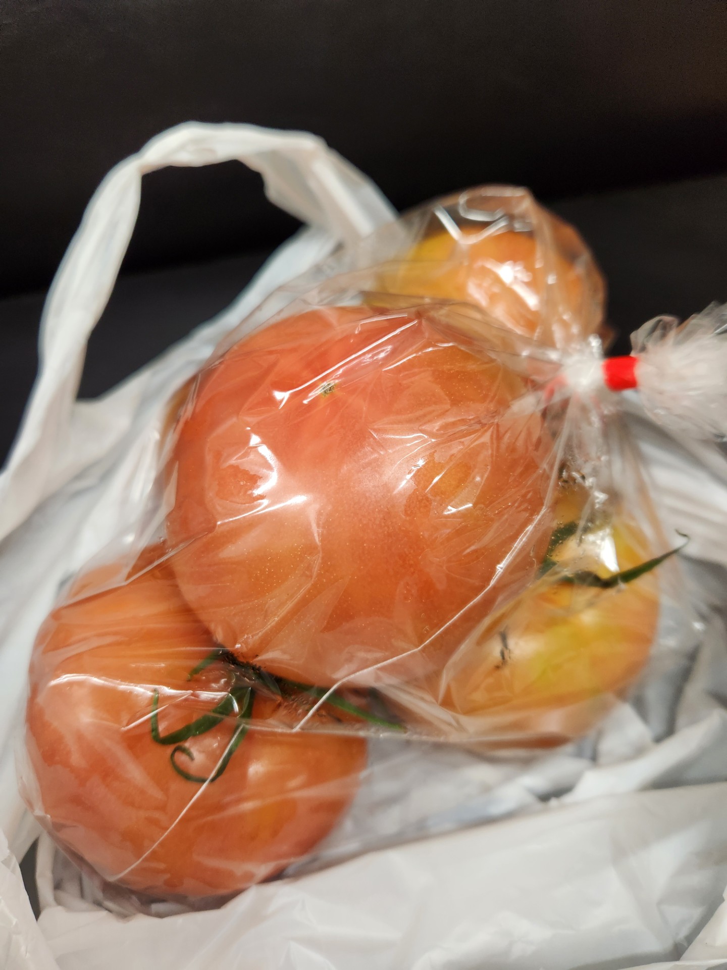 お客様からの嬉しい差し入れ新鮮トマトで作るおすすめレシピ募集中🍅✨
