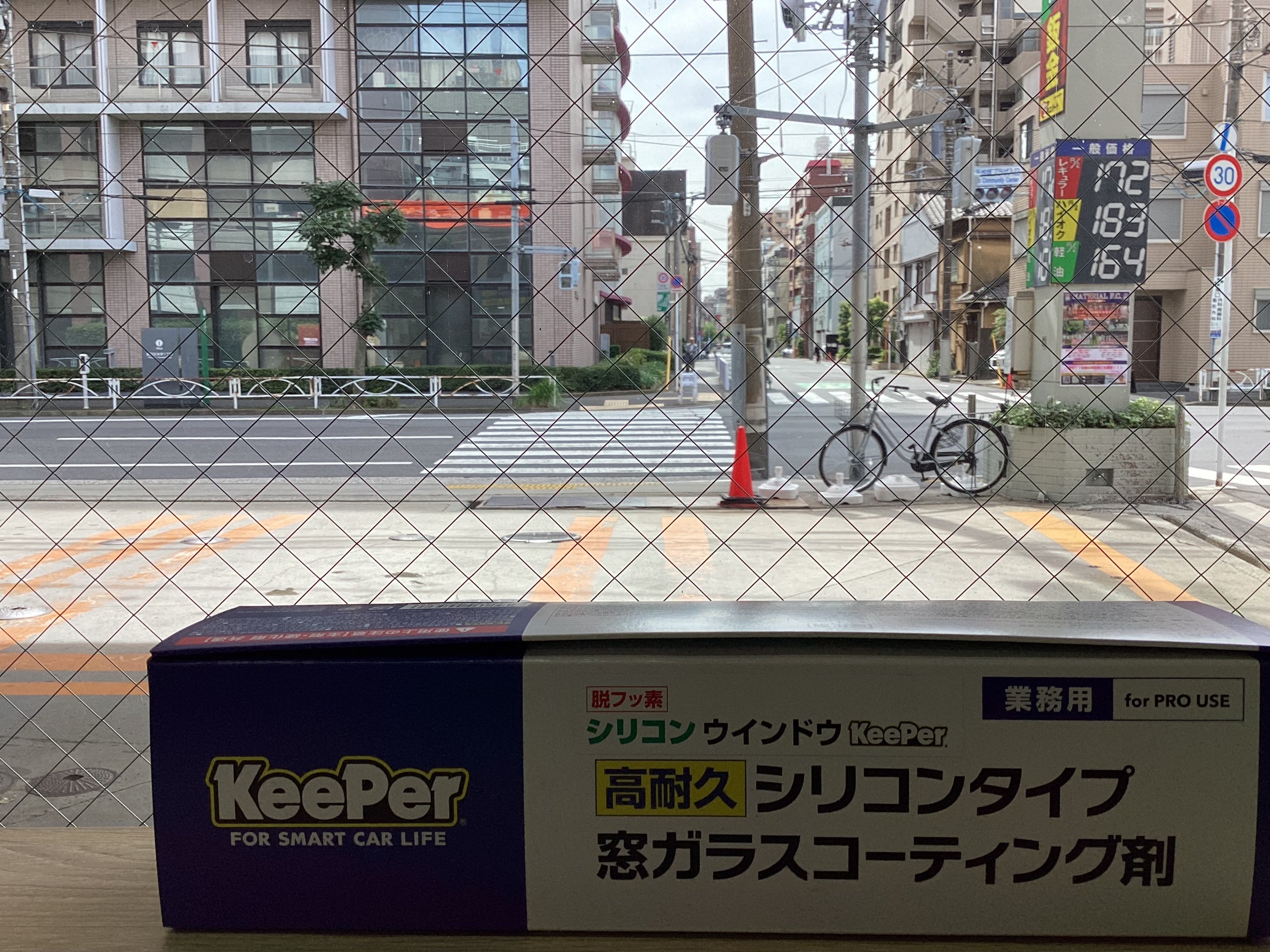 使用する溶剤と窓ガラスの写真