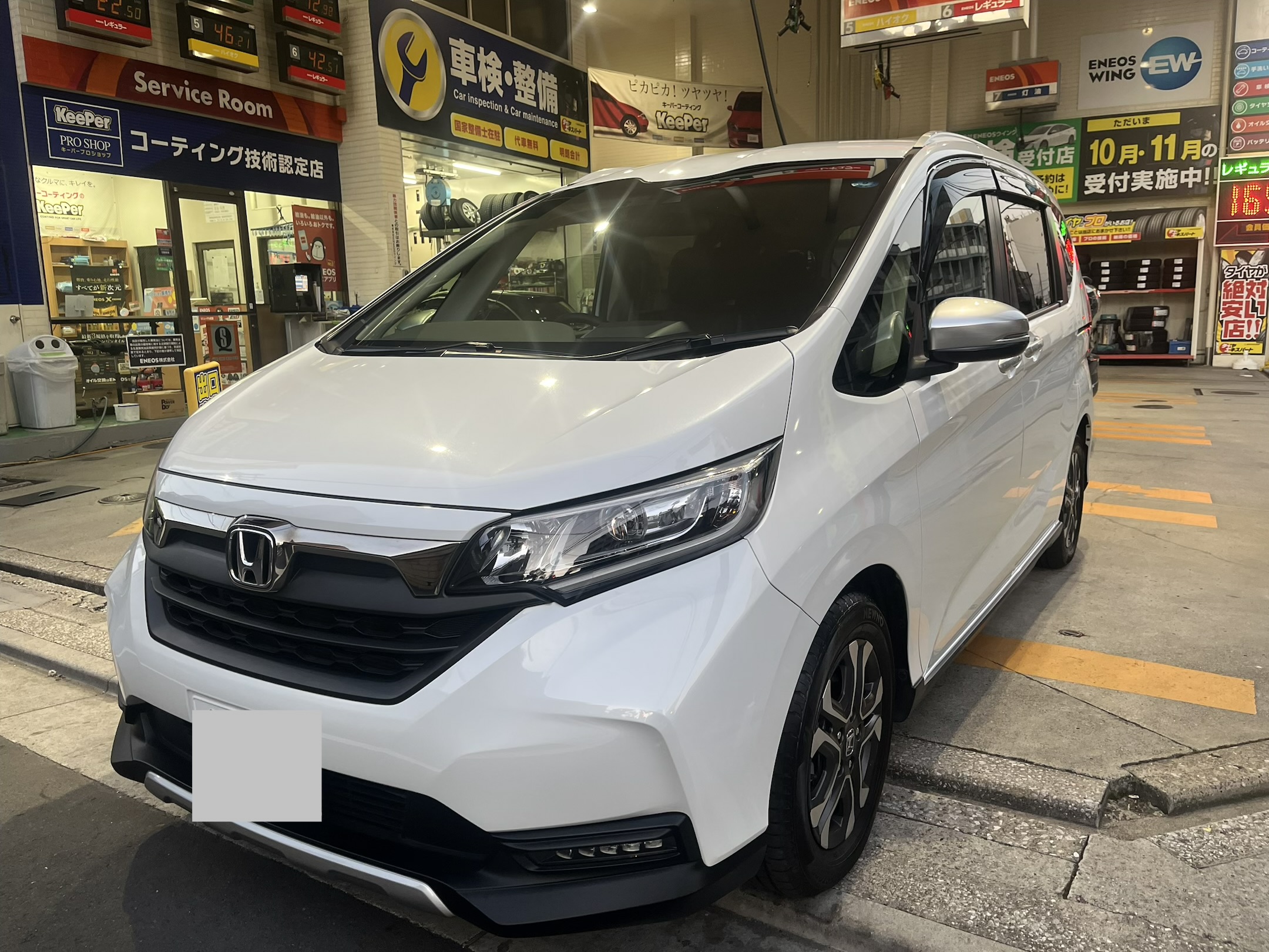 ホンダ　白いフリード+ フレッシュキーパー施行後の透明感のあるツヤのあるボディ
