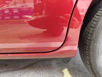 赤いダイハツ タントの左スライドドア付近にヘコミがある施工後の状態