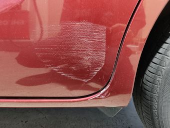 赤いダイハツ タントの左スライドドア付近にヘコミがある施工前の状態