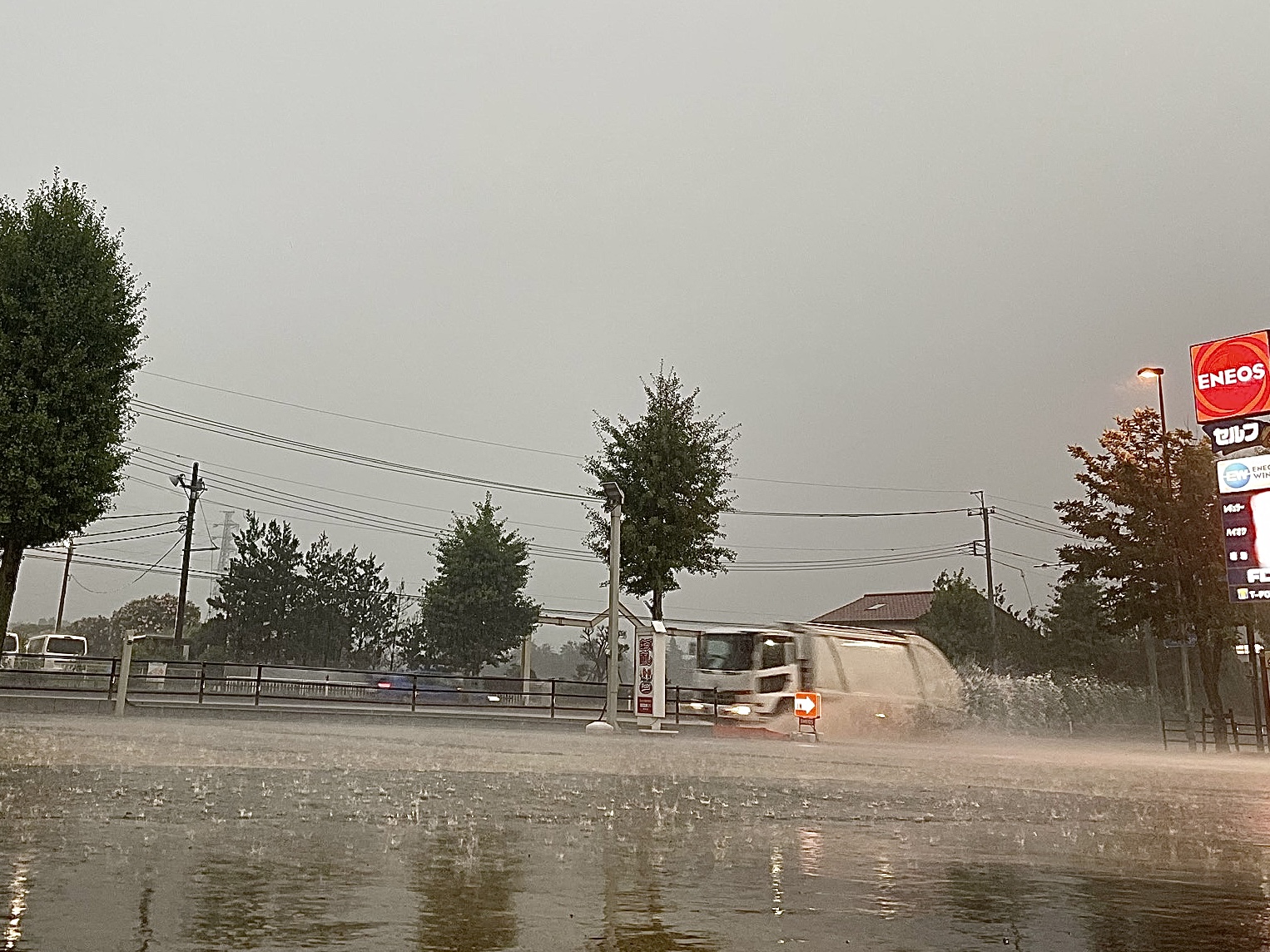 大雨と雷に備える夏の安全運転ポイントと車の点検方法🚗