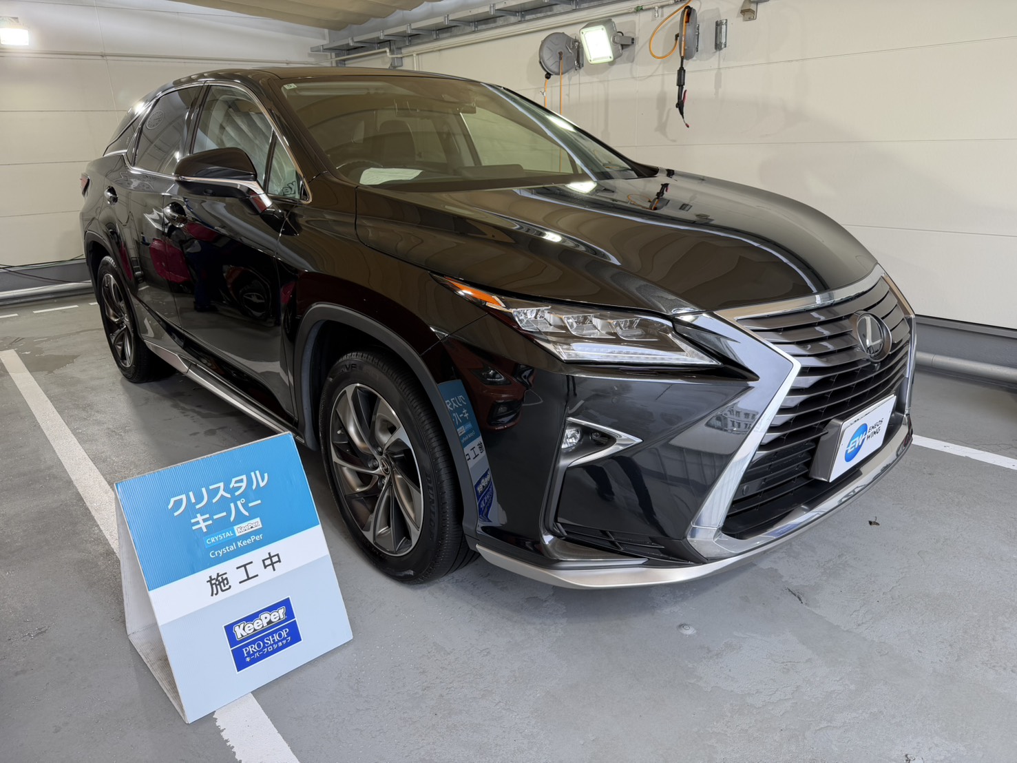 黒いレクサス/RX300にクリスタルキーパーを施工した後のツヤのあるボディ