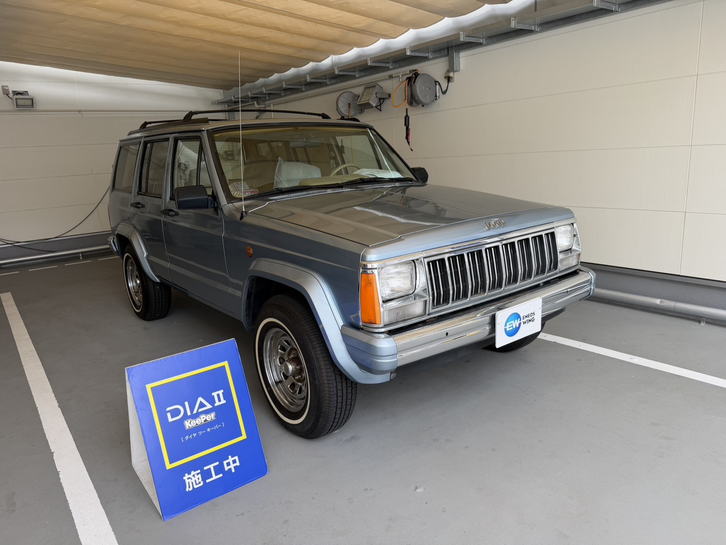 青い/ジープ/チェロキーにダイヤⅡキーパーを施工した後のツヤのあるボディ