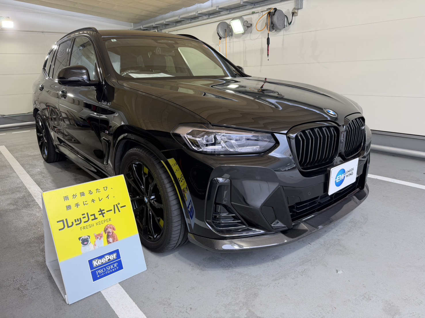 黒いBMW/ X3にフレッシュキーパーを施工した後のツヤのあるボディ