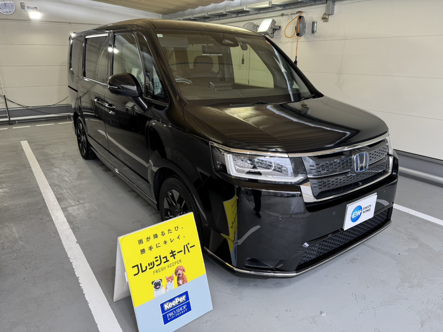 黒いホンダ/ステップワゴンにフレッシュキーパーを施工した後のツヤのあるボディ
