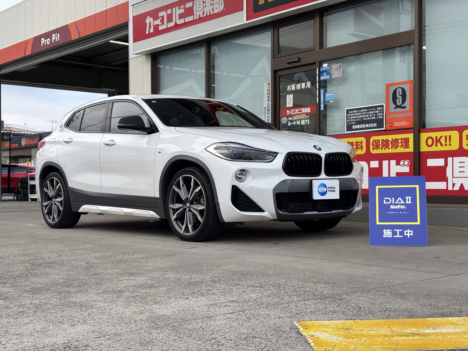 白いBMW X2にダイヤⅡキーパーを施工した後のツヤのあるボディ