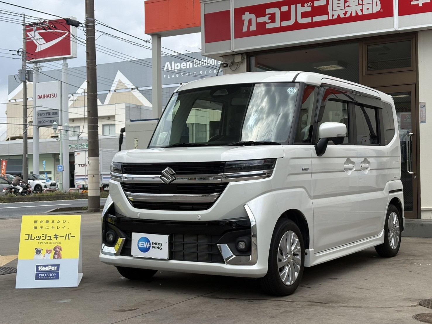 白いスズキ スペーシアにフレッシュキーパーを施工した後のツヤのあるボディ