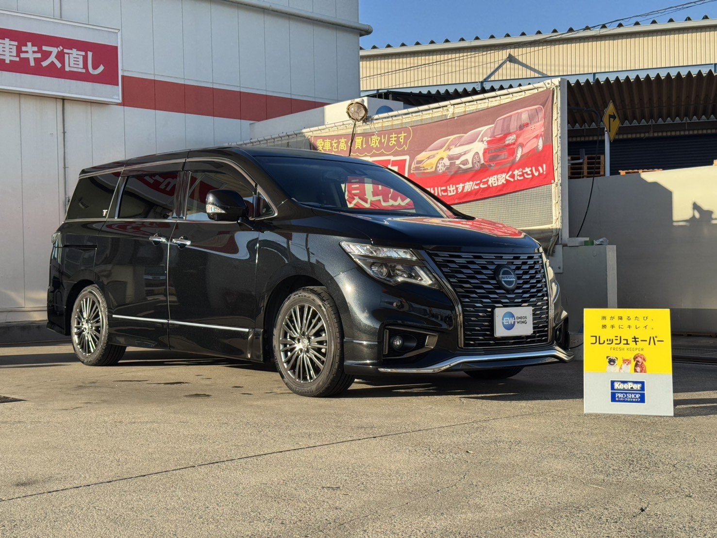 黒い日産 エルグランドにフレッシュキーパーを施工した後のツヤのあるボディ