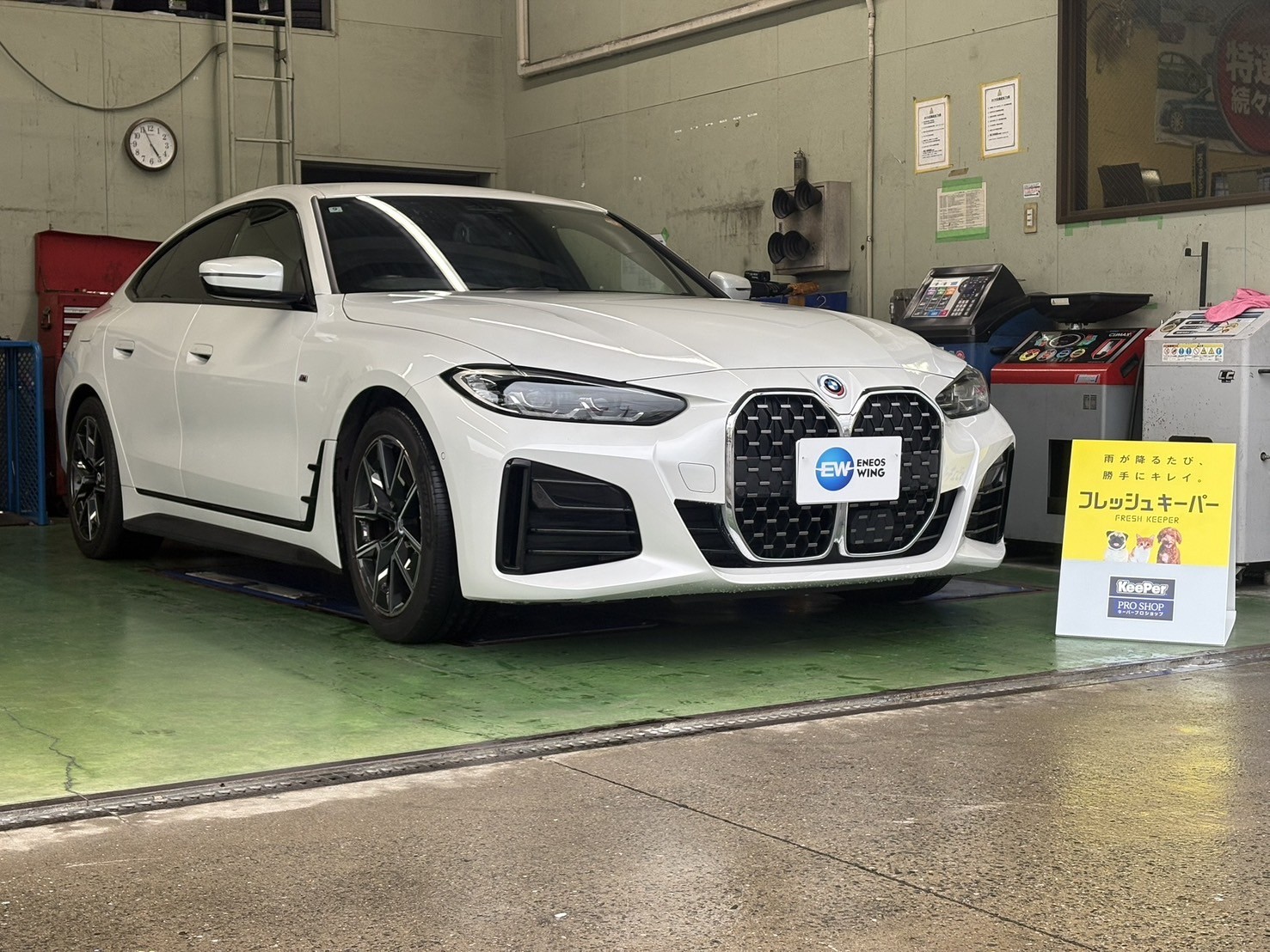 白いBMW 420dにフレッシュキーパーを施工した後のツヤのあるボディ