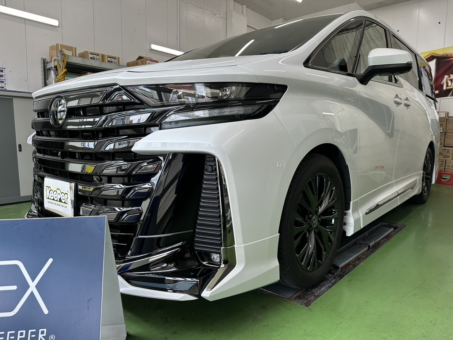 白いトヨタ、ヴェルファイアがEXメンテナンスを施工してツヤツヤボディへ