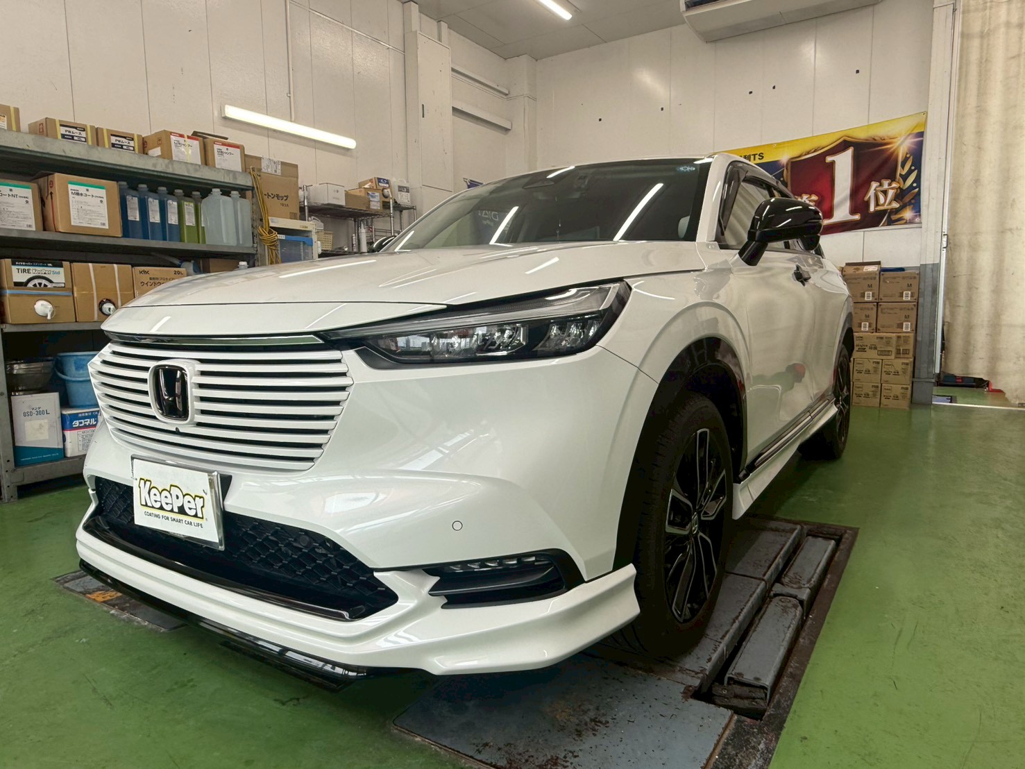 白いホンダ、ヴェゼルのフレッシュキーパーを施工ツヤツヤボディへ