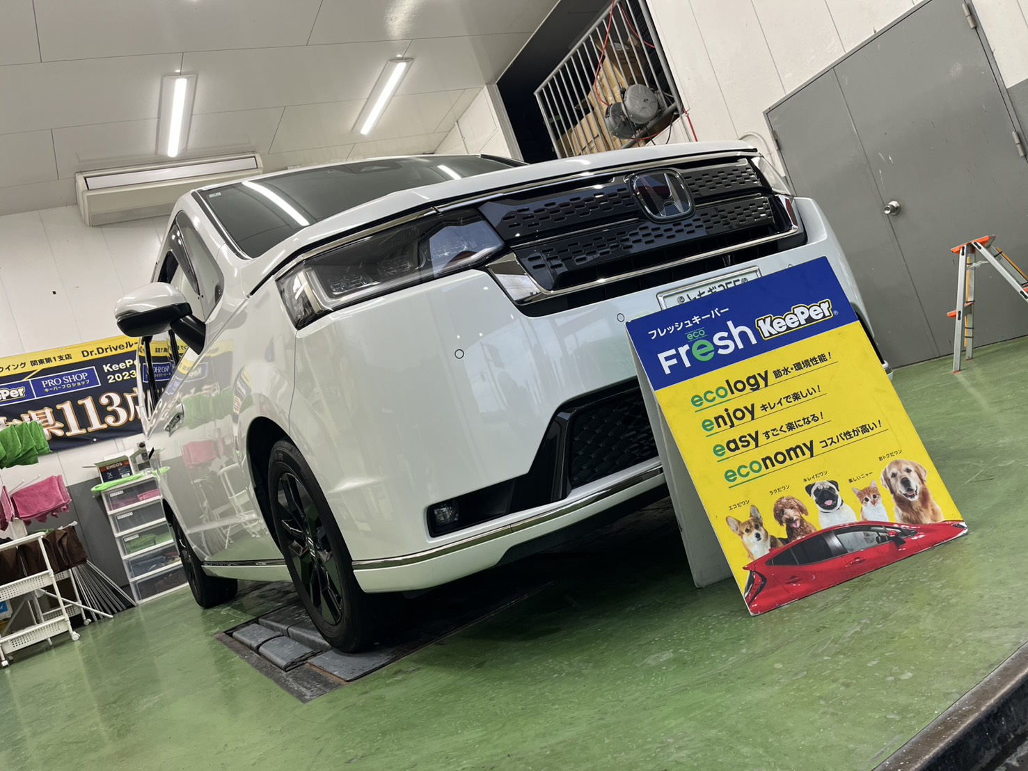 白いホンダ、ステップワゴンにフレッシュキーパーを施工ツヤツヤボディへ