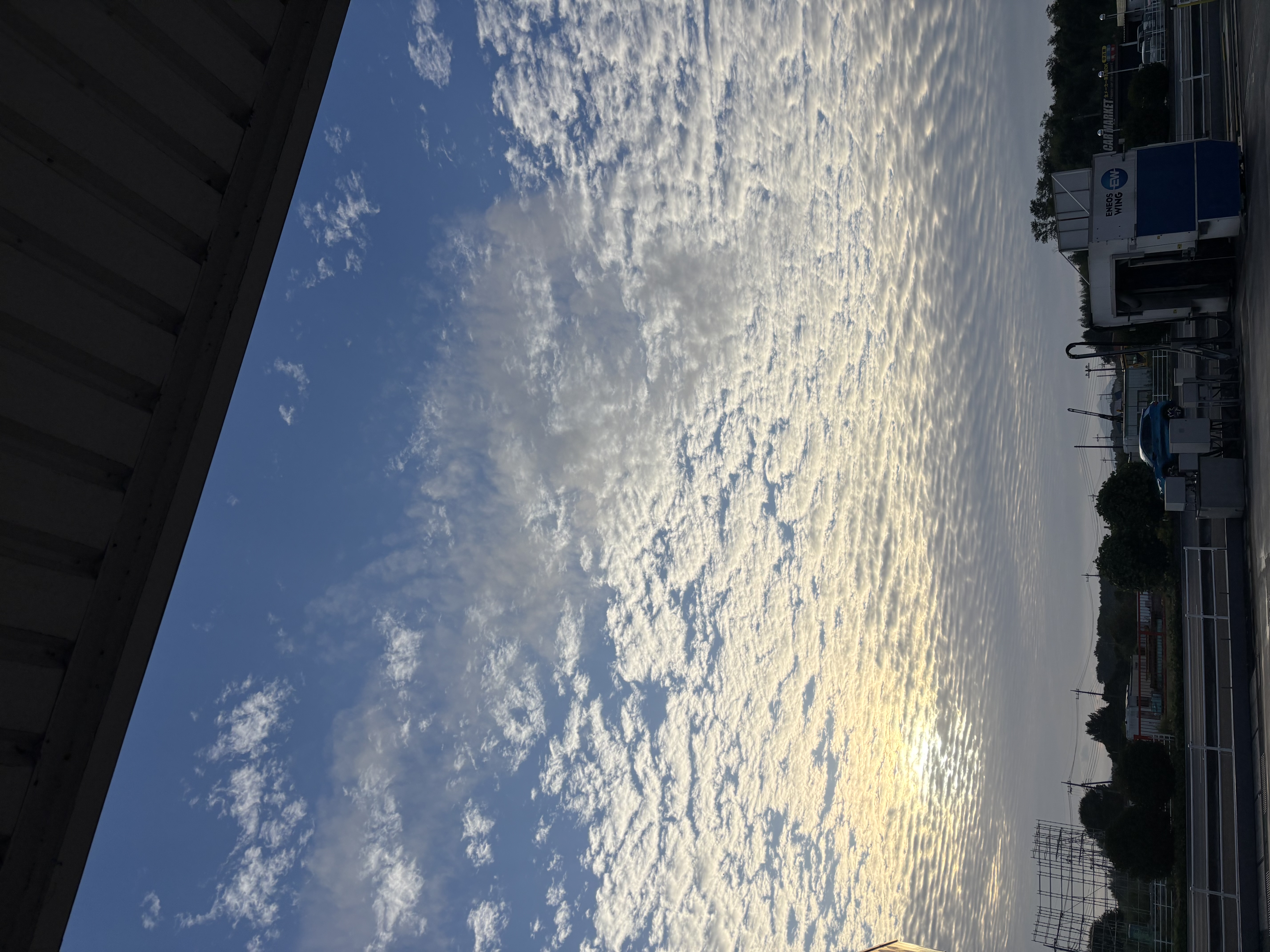 秋の空と愛車ケアを楽しむコツ ガソリンスタンドからのおすすめ情報☁️